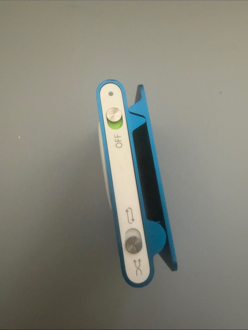 Apple iPod shuffle 2GB Blue (4th Generation) - Picture 4 of 11